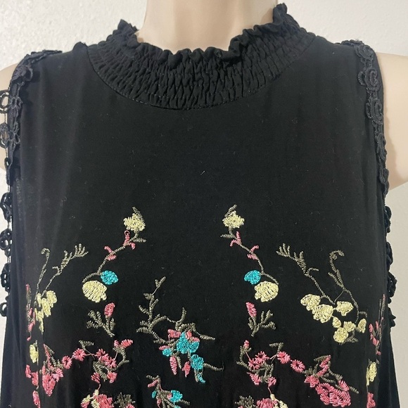 POL High Collar Embroidered Floral Sleeveless Top Size Small - Picture 6 of 13